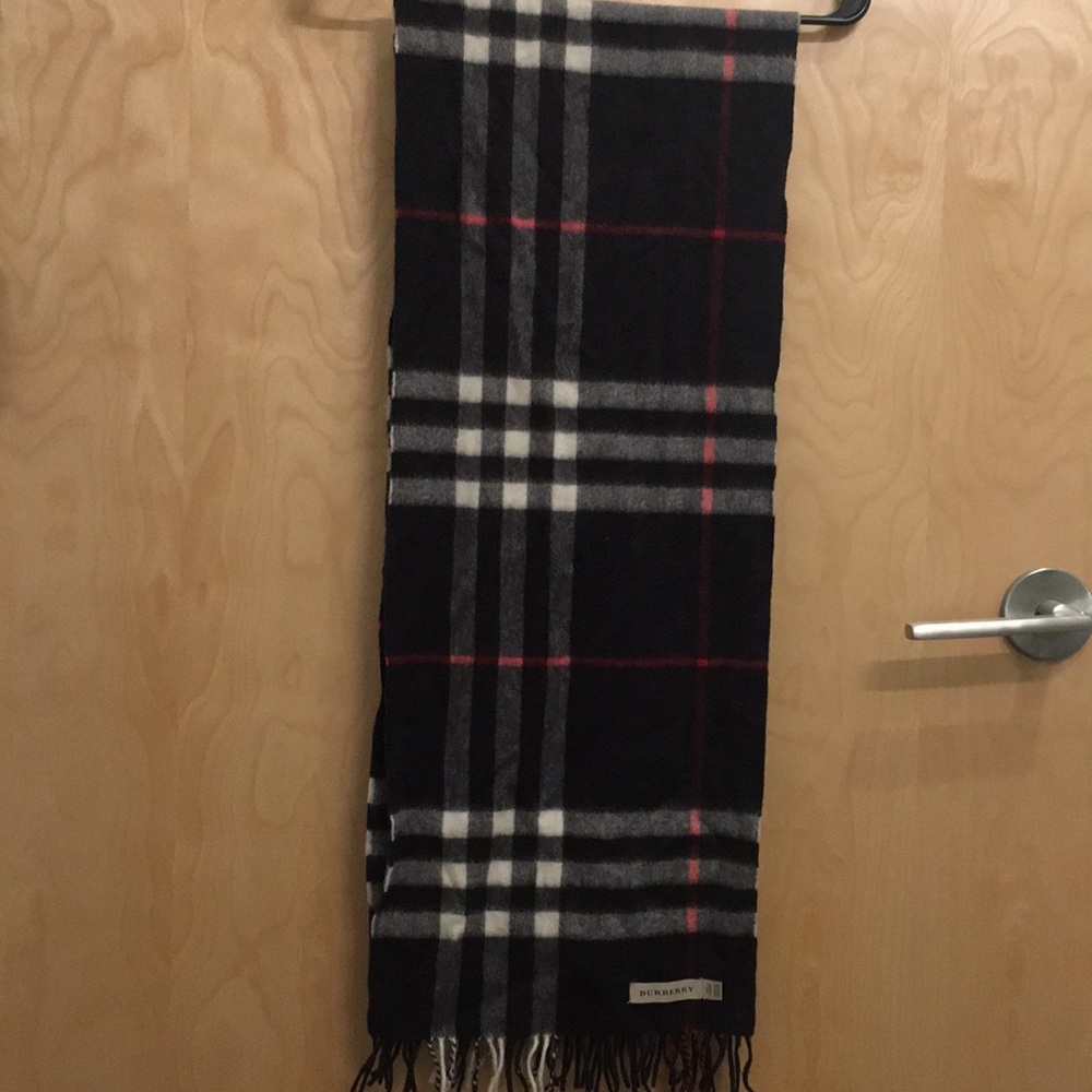 Burberry classic check cashmere scarf - Picture 4 of 6